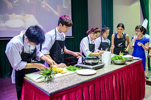 Nadia Lim và sinh viên trường Cao đẳng Du lịch Hà Nội trong phần thi nấu ăn